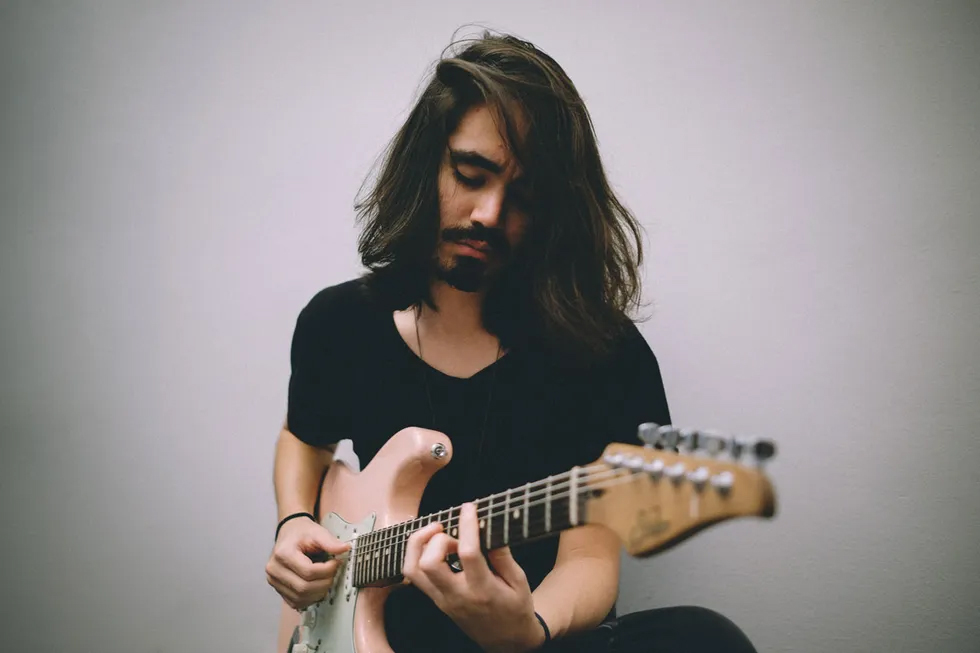 Social UGC – Man playing guitar